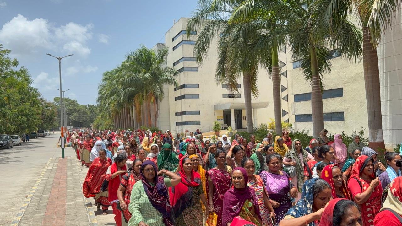 ગીર સોમનાથ જીલ્લા સેવા સદનમાં પડતર પ્રશ્ન અને પગાર મુદ્દે આશા બહેનોનું હલ્લાબોલ