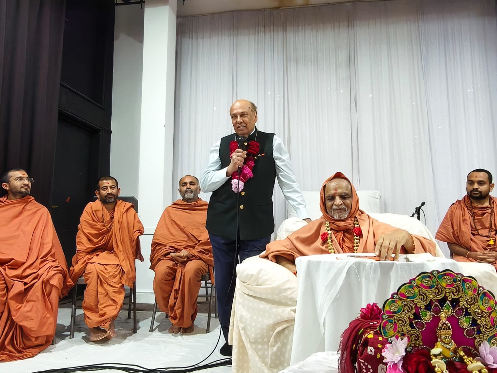  વેલ્સના પ્રથમ ભારતીય માનદ કોન્સલ રાજ અગ્રવાલે લીધા સ્વામીજીના આશીર્વાદ