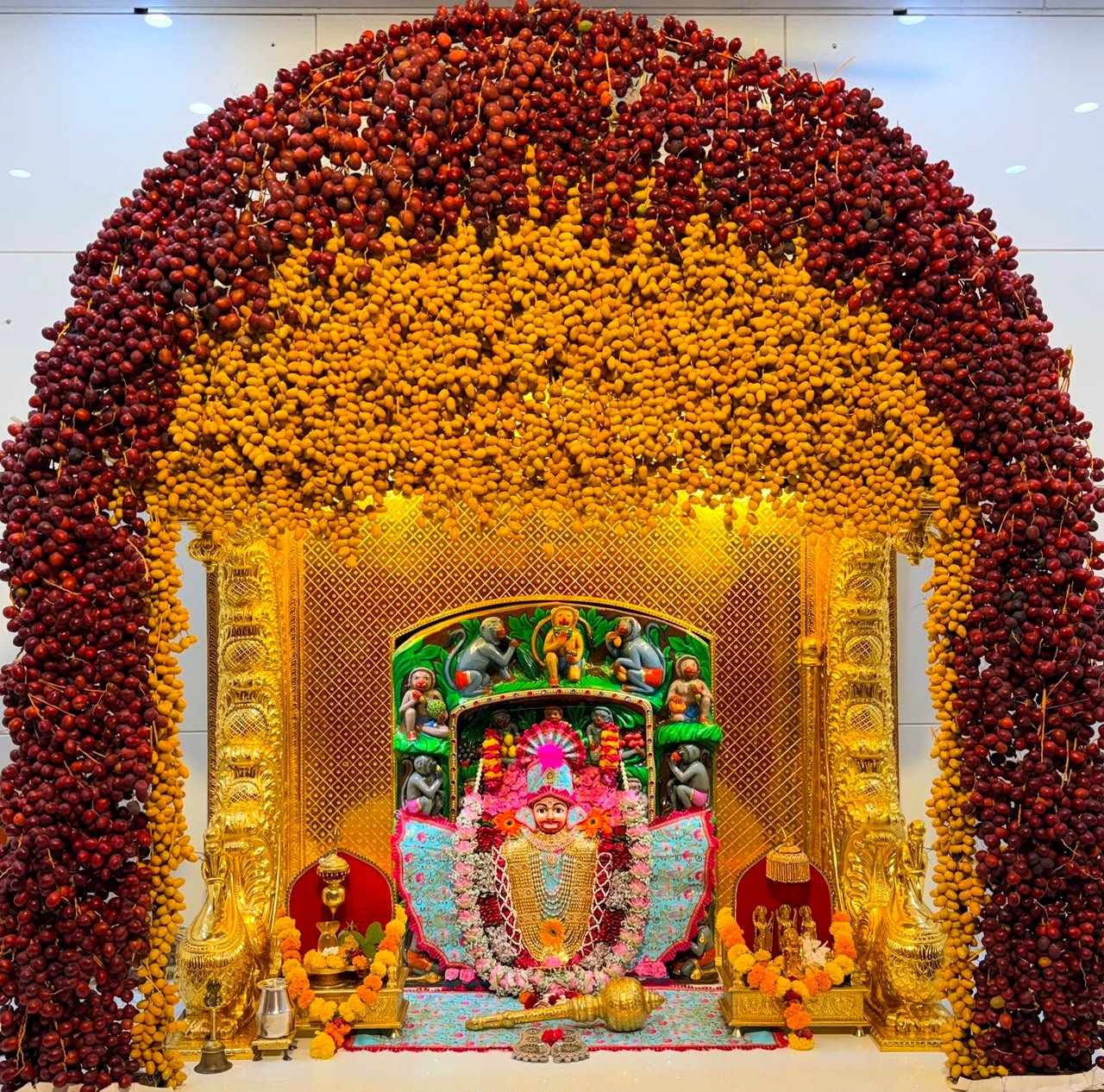 શ્રી બાલાજી હનુમાનજી મંદિરે શનિવાર નિમિત્તે દાદાને ૨૫૧ કિલો ખારેકનો દિવ્ય શણગાર