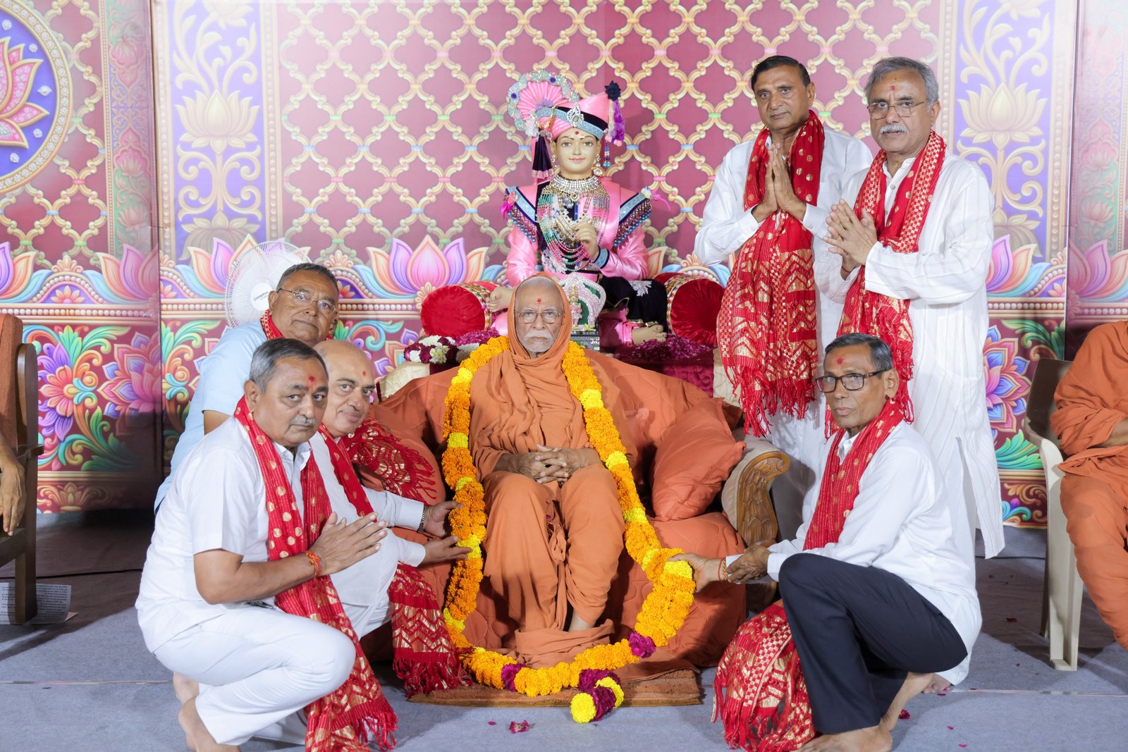 સુરત સ્વામિનારાયણ ગુરુકુલમાં દેવકૃષ્ણદાસજી સ્વામીની પધરામણી