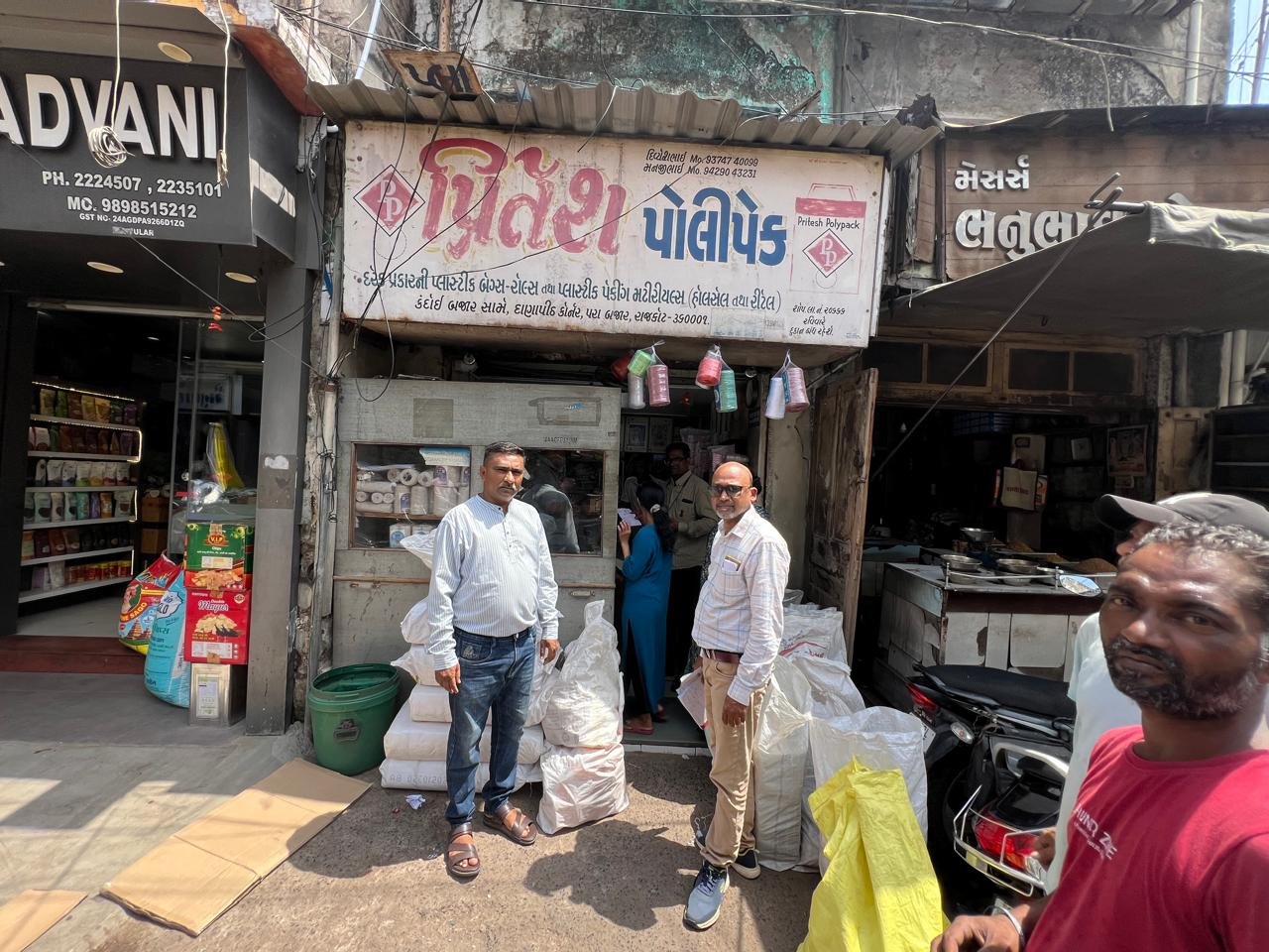  દાણાપીઠ, પરાબજારમાં પ્રતિબંધીત પ્લાસ્ટીકનો વેપાર કરતા વેપારીઓ પર મનપા ત્રાટકયું