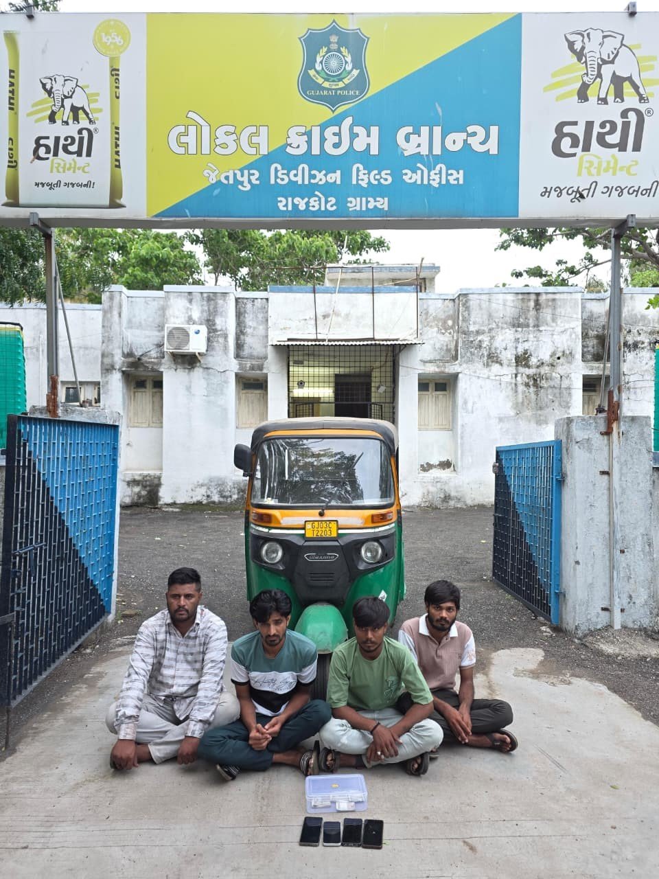 જેતપુરમાં પેસેન્જરની નજર ચૂકવી ચોરી કરતી રીક્ષા ગેંગ ઝડપાઈ