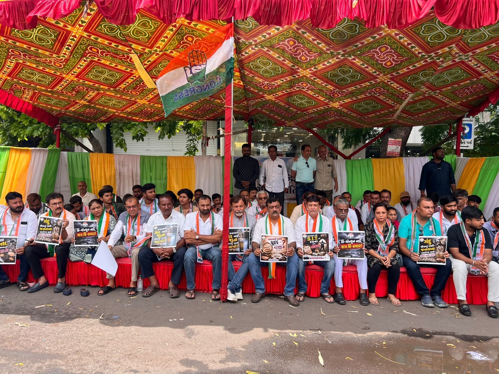 રાજકોટની જનતા ભ્રષ્ટાચારથી ત્રાહીમામ: કોંગ્રેસના ધરણા