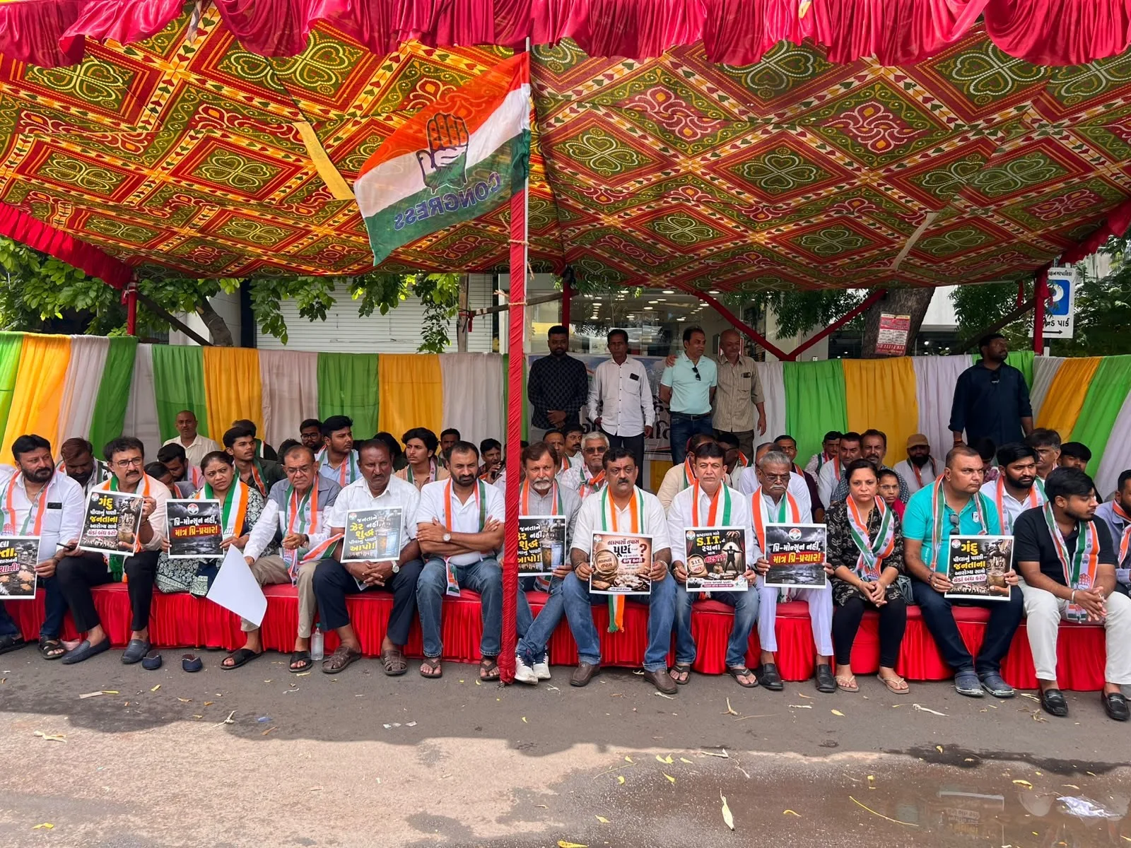 રાજકોટની જનતા ભ્રષ્ટાચારથી ત્રાહીમામ: કોંગ્રેસના ધરણા
