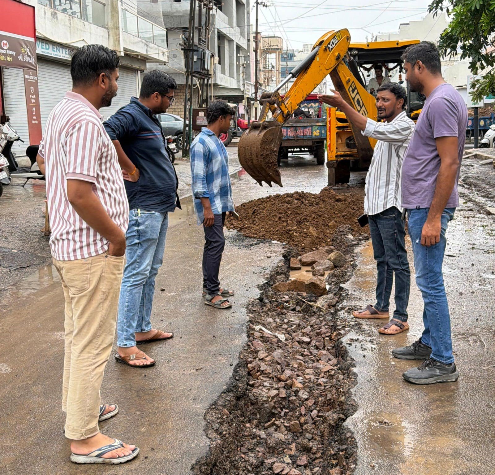 ઉપલેટામાં ભૂગર્ભ ગટરની કામગીરીમાં કાળી માટીના કારણે સર્જાયેલી વિકટ પરિસ્થિતિમાં મોરમ પાથરવાની કામગીરી શરૂ