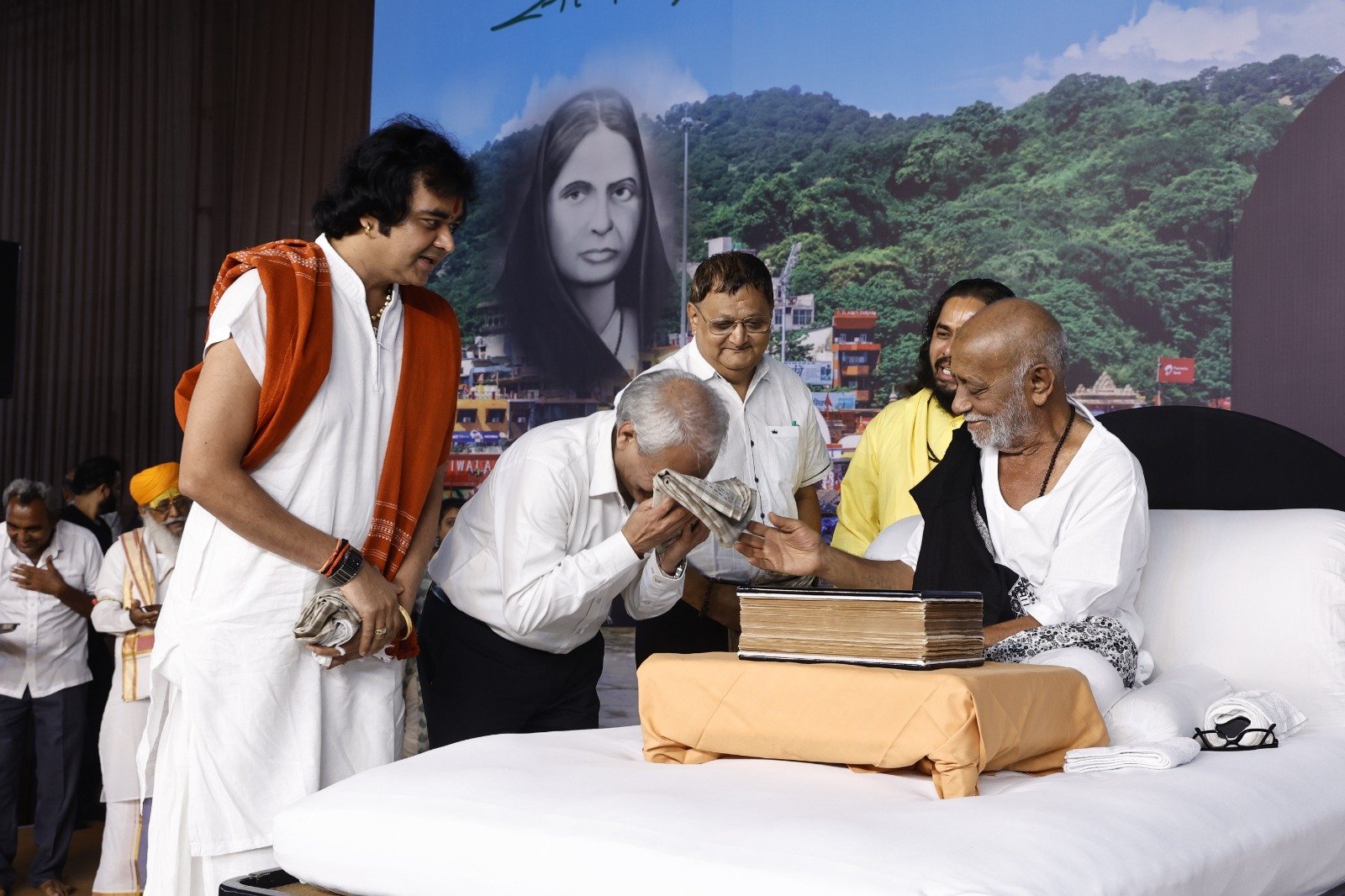મને વિયોગ કરતાં વિરહ વધારે ગમે છે : મોરારિબાપુ
