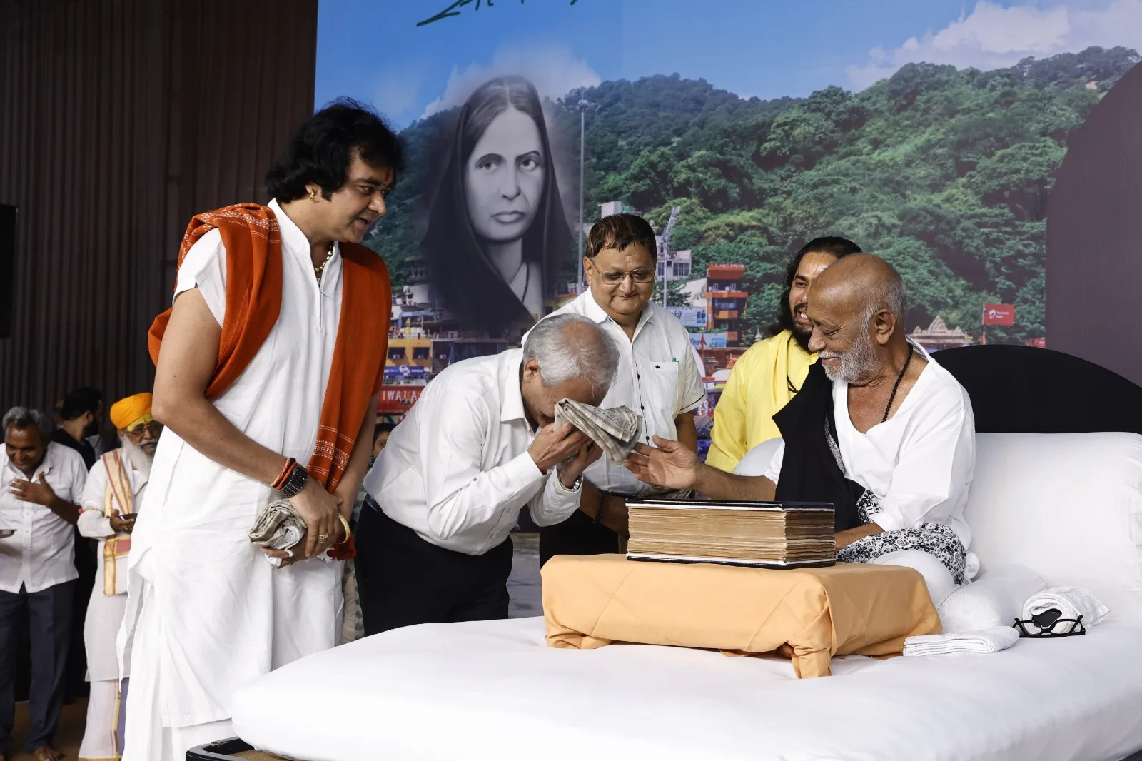 મને વિયોગ કરતાં વિરહ વધારે ગમે છે : મોરારિબાપુ