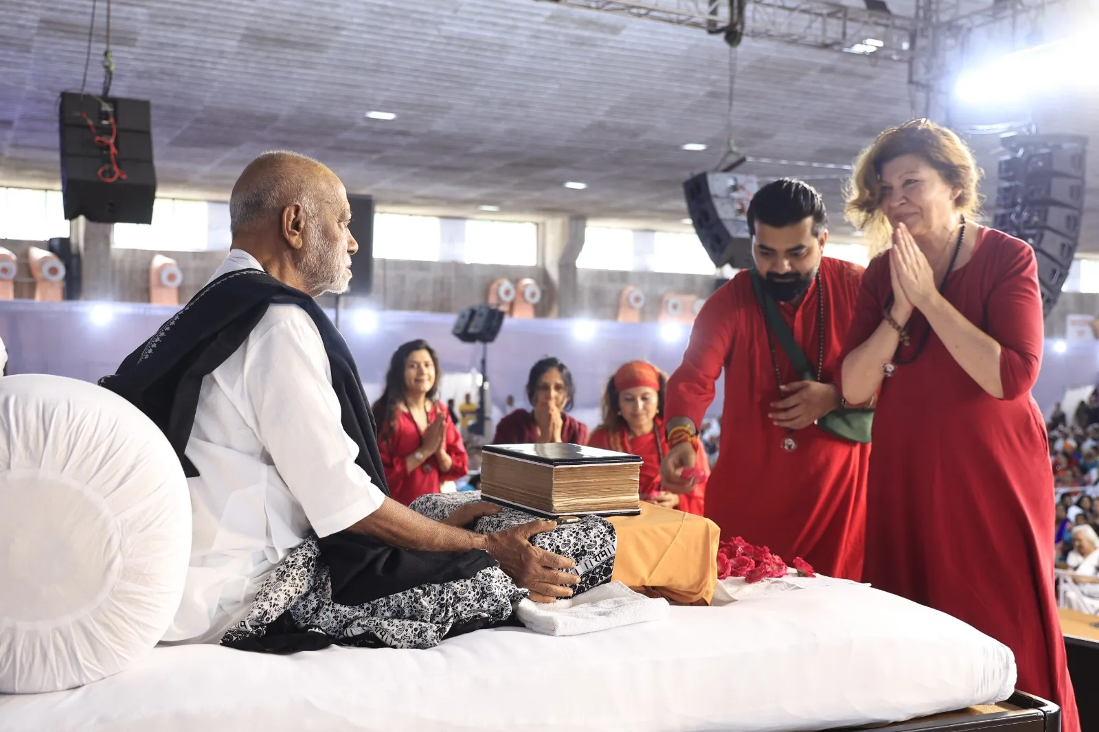 વિવાદ વિષ છે, સંવાદ અમૃત છે : મોરારિબાપુ