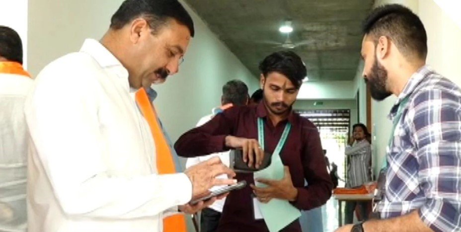 કમલમમાં યોજાનારી બેઠકમાં હાઇકમાન્ડ દ્વારા નો-મોબાઇલ પોલીસી અમલમાં