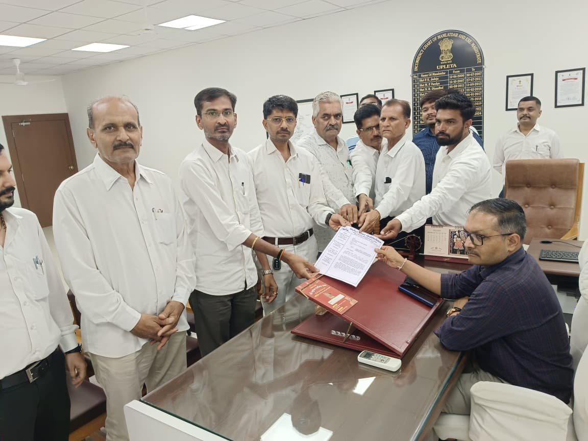 ઉપલેટા બાર એસોસિએશન દ્વારા રાજકોટમાં હાઈકોર્ટ બેંચની માંગ સાથે મામલતદારને આવેદનપત્ર પાઠવવામાં આવ્યું અને વકીલો હડતાળ પર ઉતર્યા