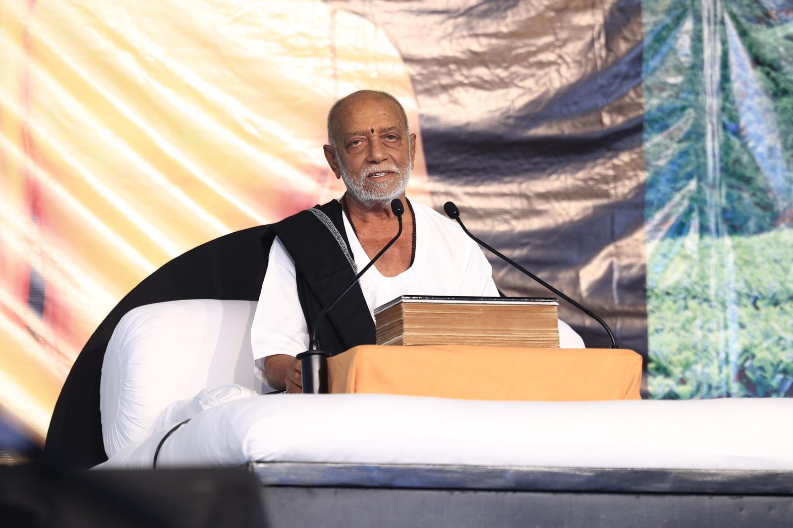 ઇશ્વર પાસે ઐશ્વર્ય ન માંગો, અશ્રુ માંગો, અશ્રુ પરમ પ્રસાદ છે : મોરારિબાપુ