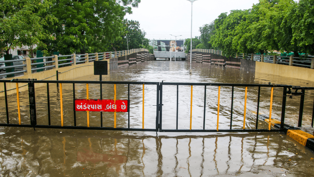 માર્ગો જળમગ્ન! રાજયના ૧૨૦૦થી વધુ રસ્તાઓ બંધ