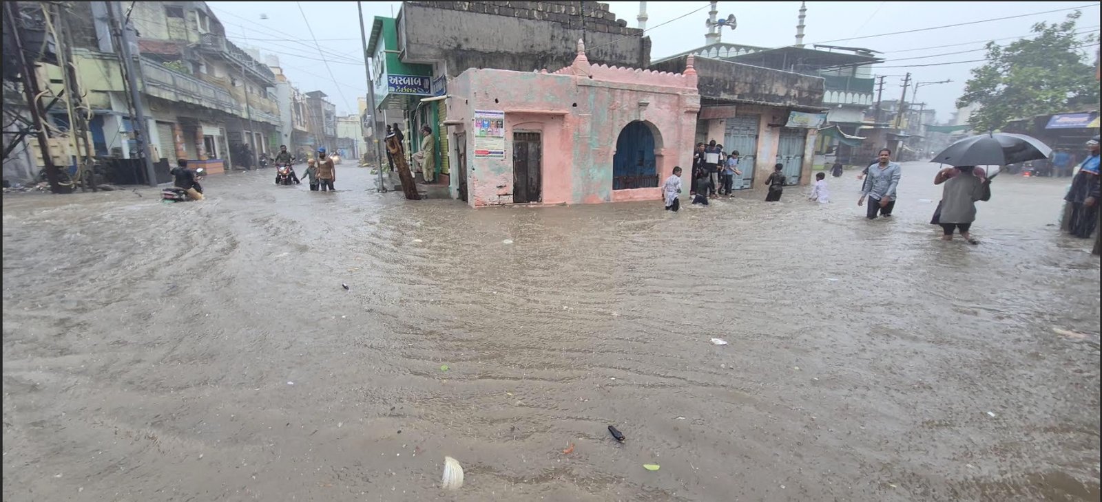 માંગરોળમાં સાંબેલાધાર વરસાદથી જળબંબાકાર : જનજીવન અસ્તવ્યસ્ત