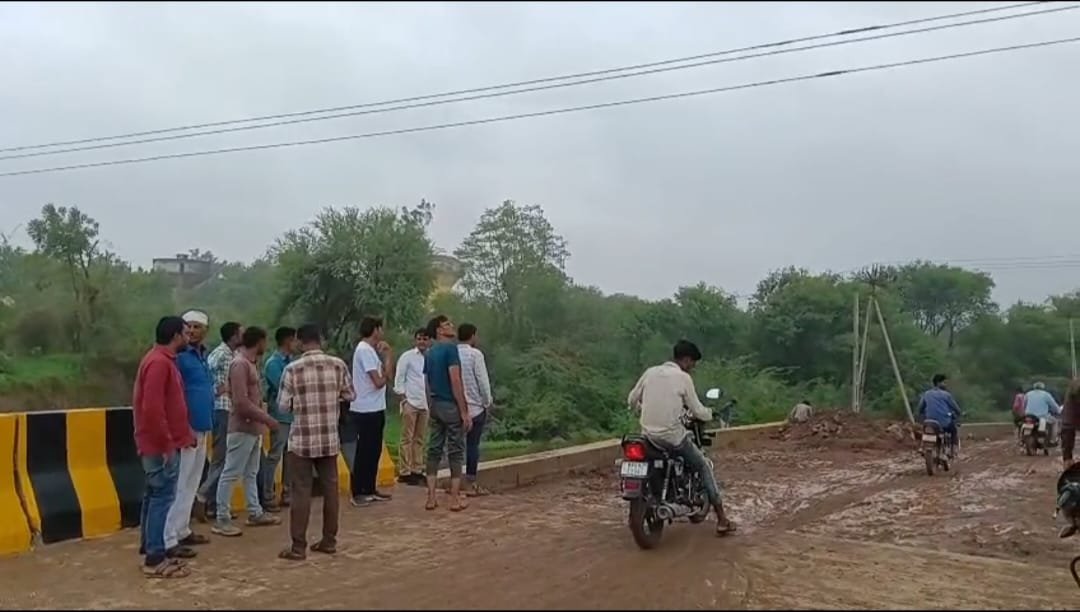 જેતપુર-દેરડી ઓવરબ્રિજ PGVCLની બેદરકારીના લીધે અટવાયો :  જનતામાં ભારે રોષ