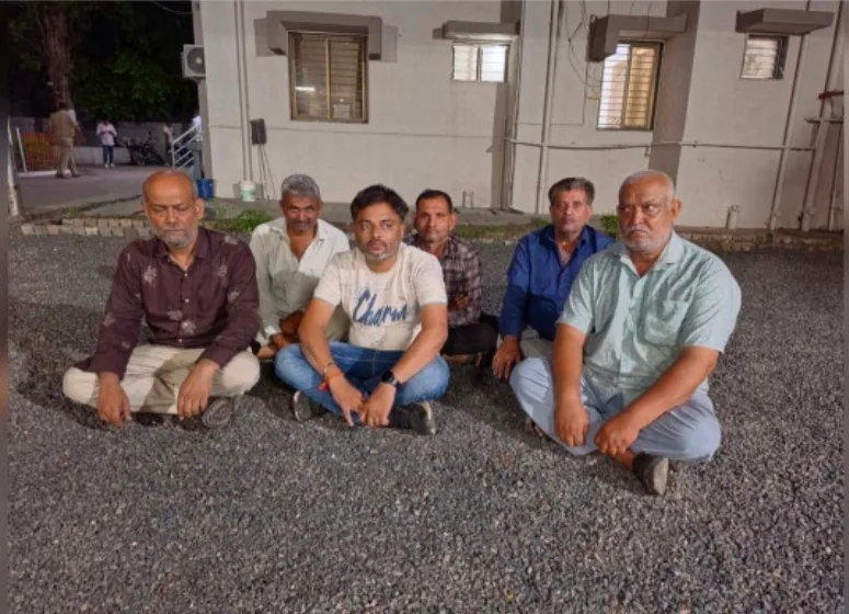 તરઘડીમાં વૈભવી મકાનમાં ચાલતું જુગારધામ ઝડપાયું