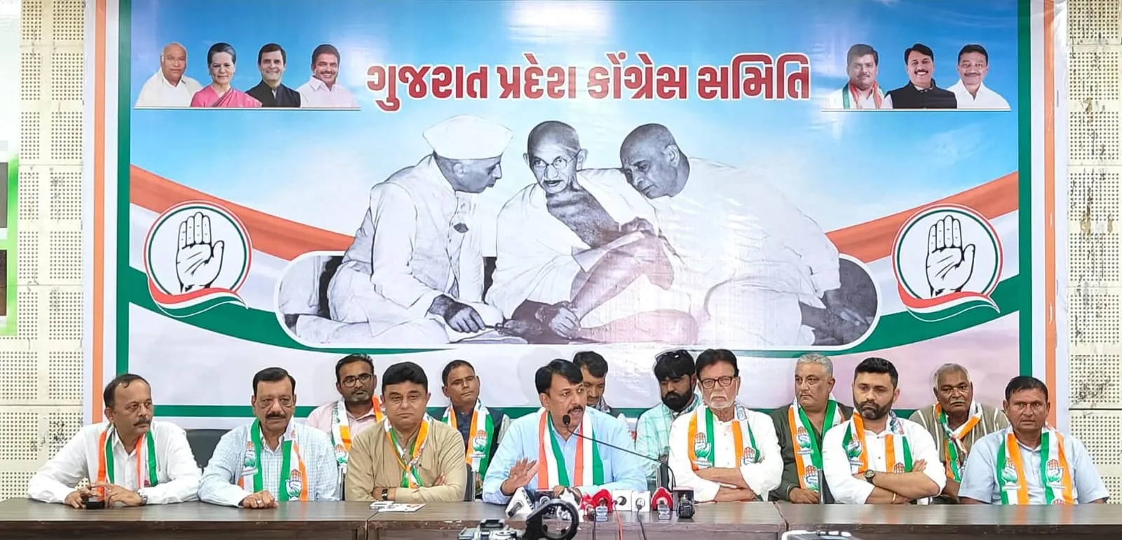 મોરબી જિલ્લા ભાજપમાં ભૂકંપ : ૫૦૦ જેટલા આગેવાનો હોદેદારો કોંગ્રેસ પક્ષમાં જોડાયા