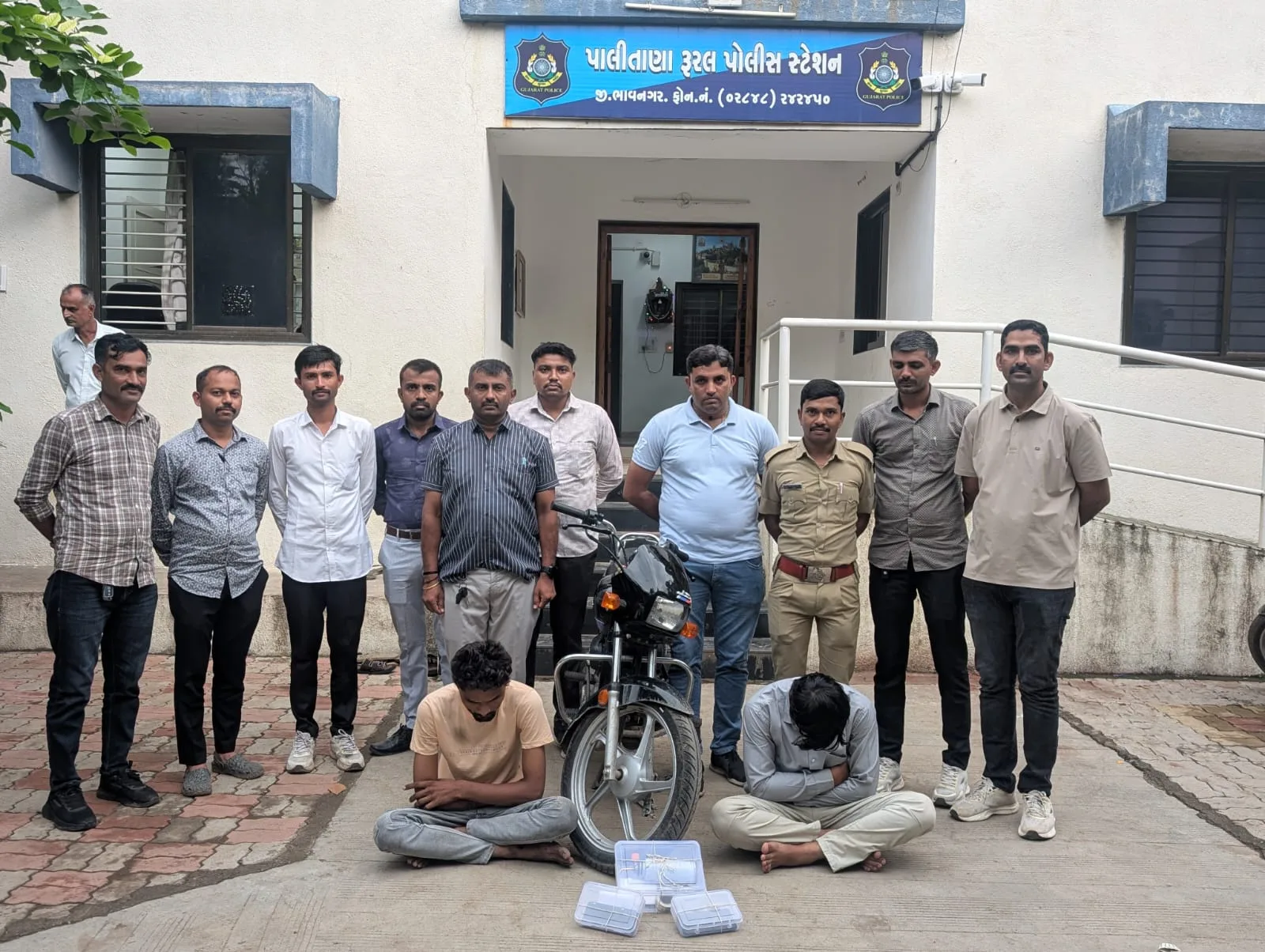 ભાવનગર અને અમરેલી જિલ્લામાં ૧૧ જેટલા મંદિરમાં ચોરી કરનાર બે ઝડપાયા