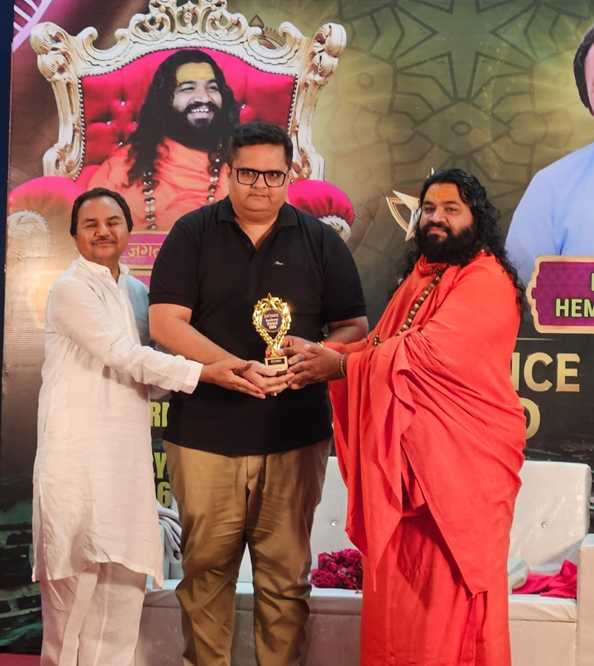 મહામંડલેશ્વર મહેદ્રાનંદ ગિરીના  હસ્તે જૈન વિઝનનાં મિલન કોઠારીનું સન્માન
