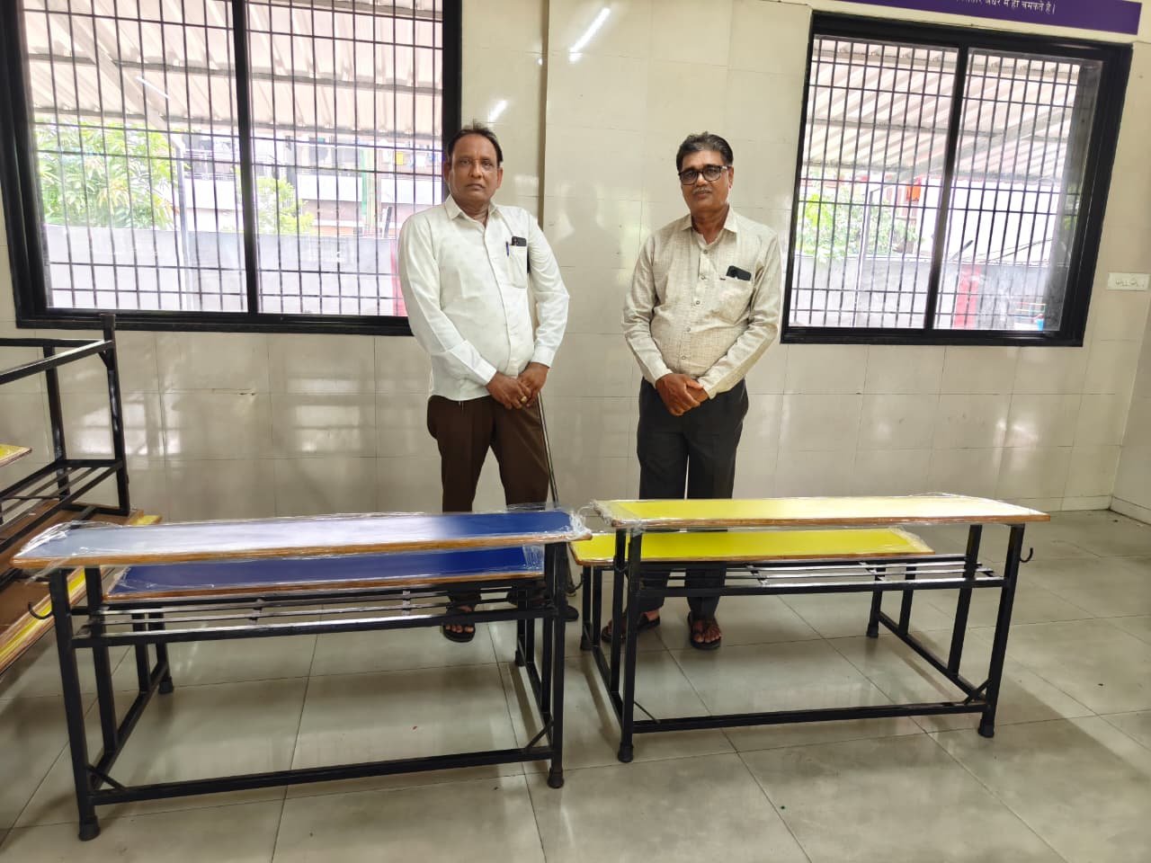 મહારાણા પ્રતાપ શાળામાં બે શિક્ષકોએ નિવૃત્તિ પૂર્વે બાળકો માટે 15 બેન્ચોનું દાન