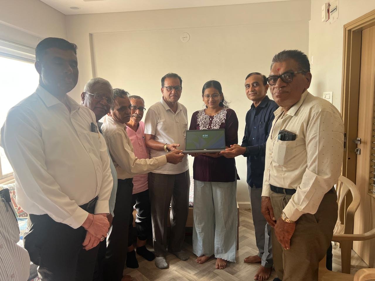 લેપટોપ યોજનાના લાભાર્થીઓનું સન્માન કરતું ગુજરાત મોચી સમાજ સેવા ટ્રસ્ટ