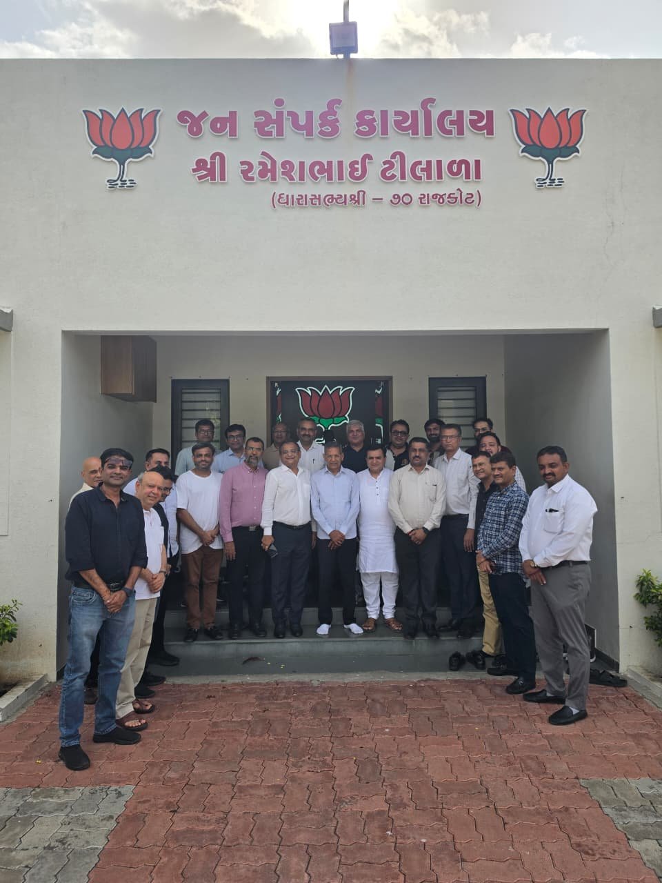ધારાસભ્ય રમેશ ટીલાળાની મુલાકાત લેતા મત વિસ્તારના આગેવાનો