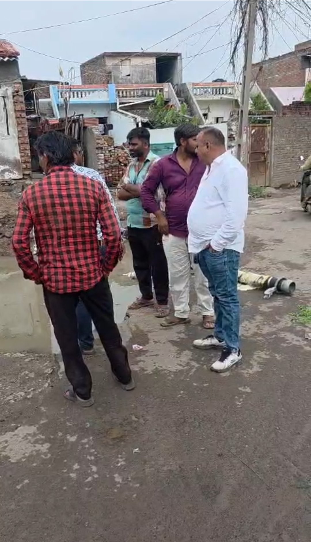 જંગલેશ્વરમાં રસ્તા સહિતના પ્રશ્નોનું નિરાકરણ લાવતા કોંગ્રેસના નગરસેવકો