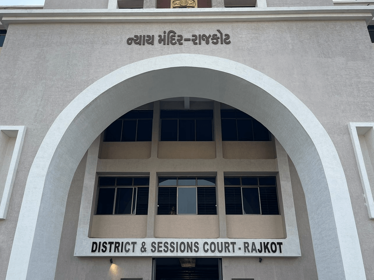  રાજકોટ કોર્ટ પરિસરમાં જ પત્ની પર તૂટી પડતો વકીલ પતિ