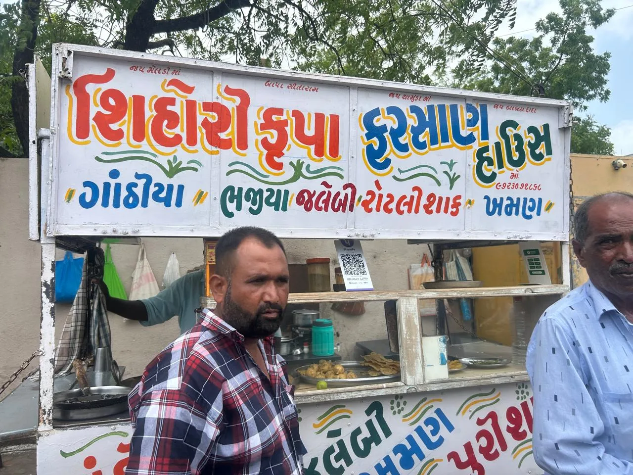 રાજકોટ મનપા દ્વારા ૧૨૧ રેસ્ટોરન્ટ-પેઢીઓમાં દરોડા : ૫૫ કિલો અખાદ્ય જથ્થાનો નાશ, ૩૫ને નોટિસ