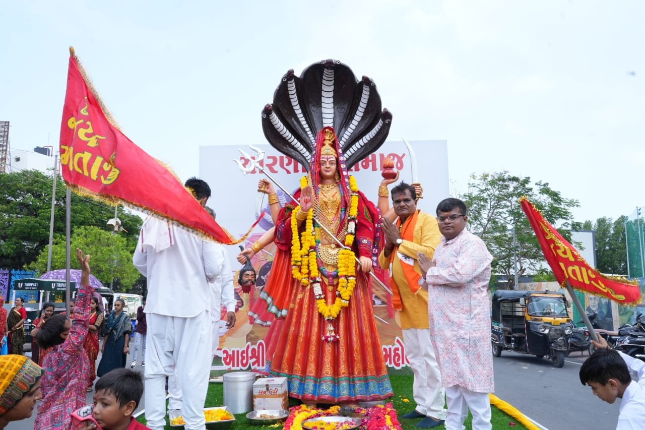 રાજકોટમાં આઇશ્રી પૂ.નાગબાઇ માતાજીની વિરાટ પ્રતિમા સાથે નીકળી ભવ્ય શોભાયાત્રા