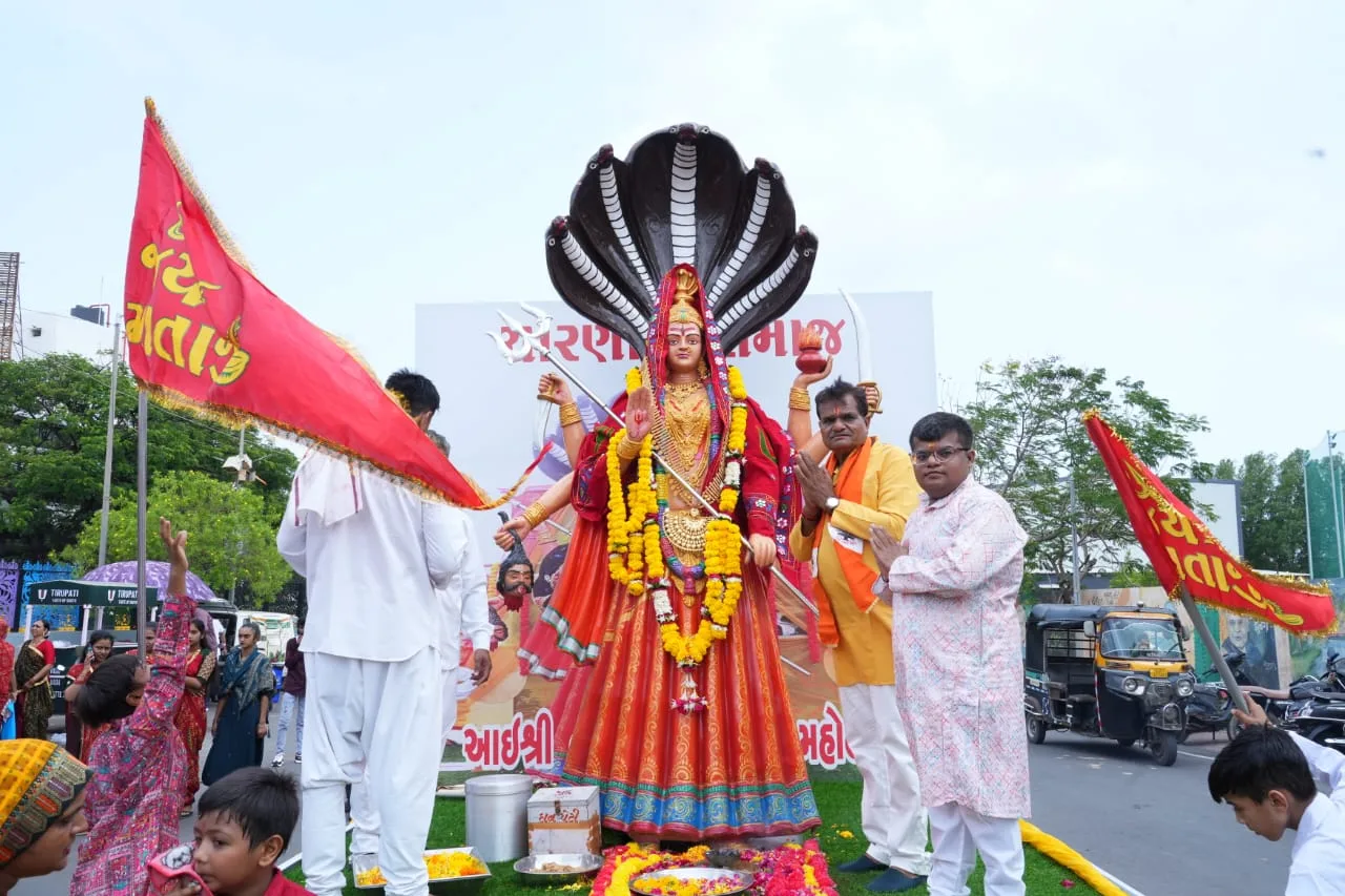 રાજકોટમાં આઇશ્રી પૂ.નાગબાઇ માતાજીની વિરાટ પ્રતિમા સાથે નીકળી ભવ્ય શોભાયાત્રા