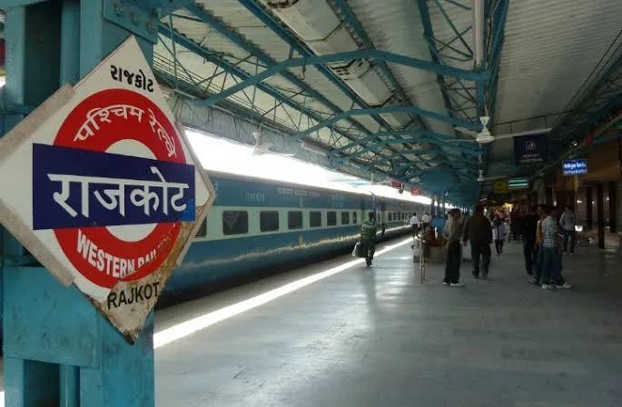 રાજકોટમાંથી પસાર થતી ત્રણ ટ્રેનો આજે પણ રદ્દ