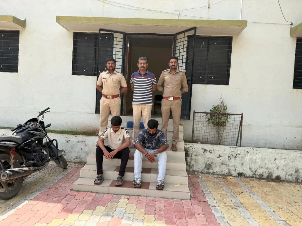લીલીયાના અંટાળીયા ગામે સિંહની પજવણી કરનાર બે શખ્સોની ધરપકડ