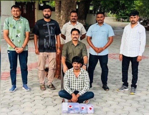 વીરનગર પાસે બે પિસ્ટલ સાથે કુંદણીના કુખ્યાત બુટલેગરને ઝડપી લેતુ ગ્રામ્ય SOG