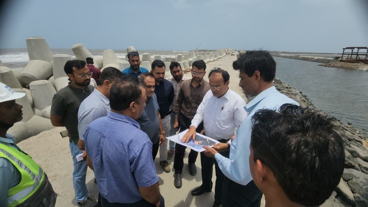 વેરાવળ ફિશરીઝ હાર્બર પર જિલ્લા કલેક્ટરની સરપ્રાઈઝ વિઝીટ