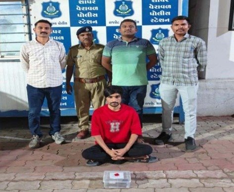 વેરાવળ (શાપર) રેલવે ફાટક પાસે પિસ્ટલ સાથે પારડીનો શખ્સ ઝડપાયો