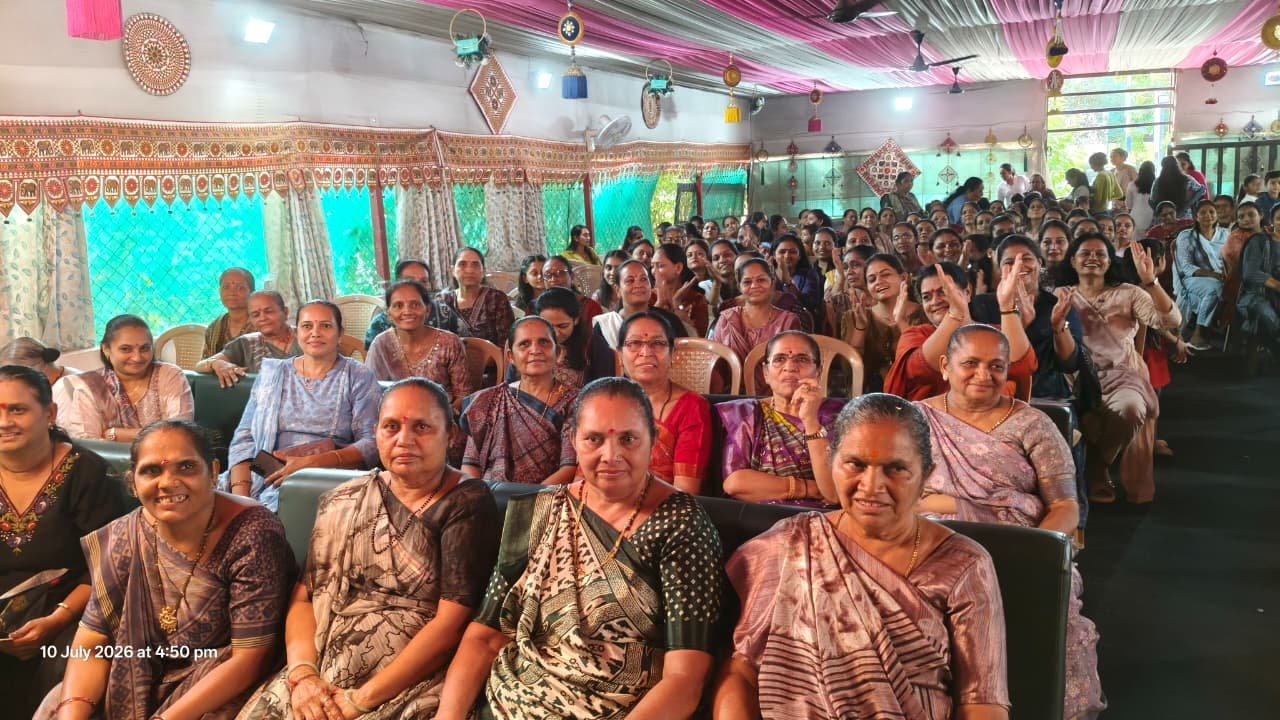 શામપરા ગામની 225 બહેનોનું સુરત ખાતે ભવ્ય સ્નેહ મિલન યોજાયું 