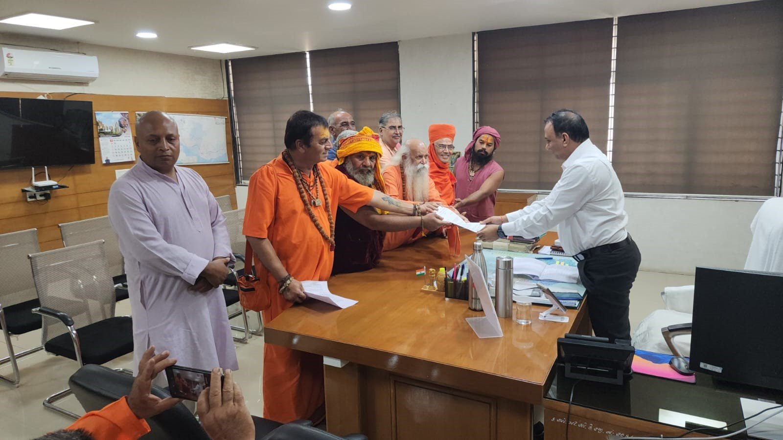 સંસદમાં ભગવા વસ્ત્રોના વિરોધથી ગીર સોમનાથના સાધુ સંતોમાં નારાજગી, કલેક્ટર કચેરીમાં રામધુન બોલાવી