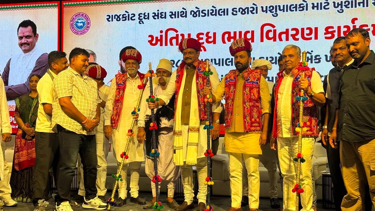 રાજકોટ દૂધ સંઘ દ્વારા ૫૨,૮૧૨ પશુપાલકોના ખાતામાં રૂ.૭૫ કરોડના અંતિમ દૂધ ભાવની ચૂકવણી