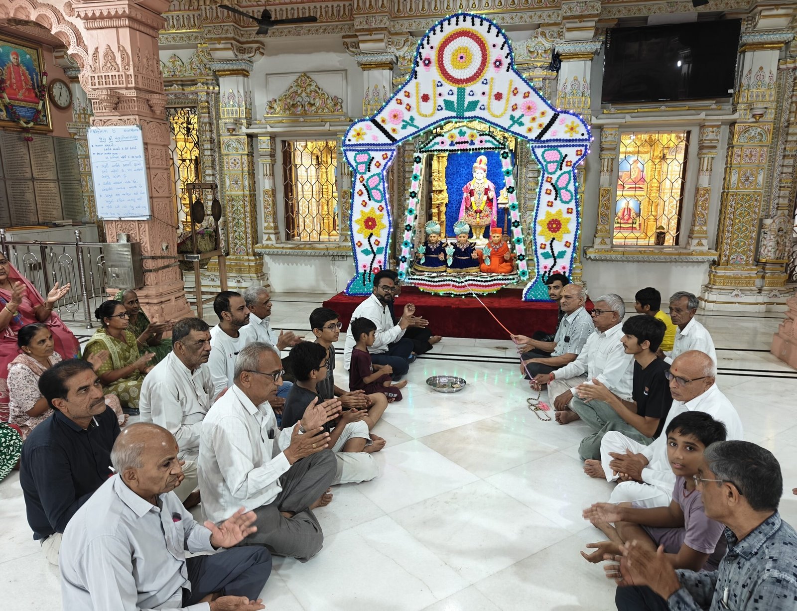 સુરતના સ્વામિનારાયણ મંદિર ખાતે ‘હિંડોળા ઉત્સવ’નો પ્રારંભ