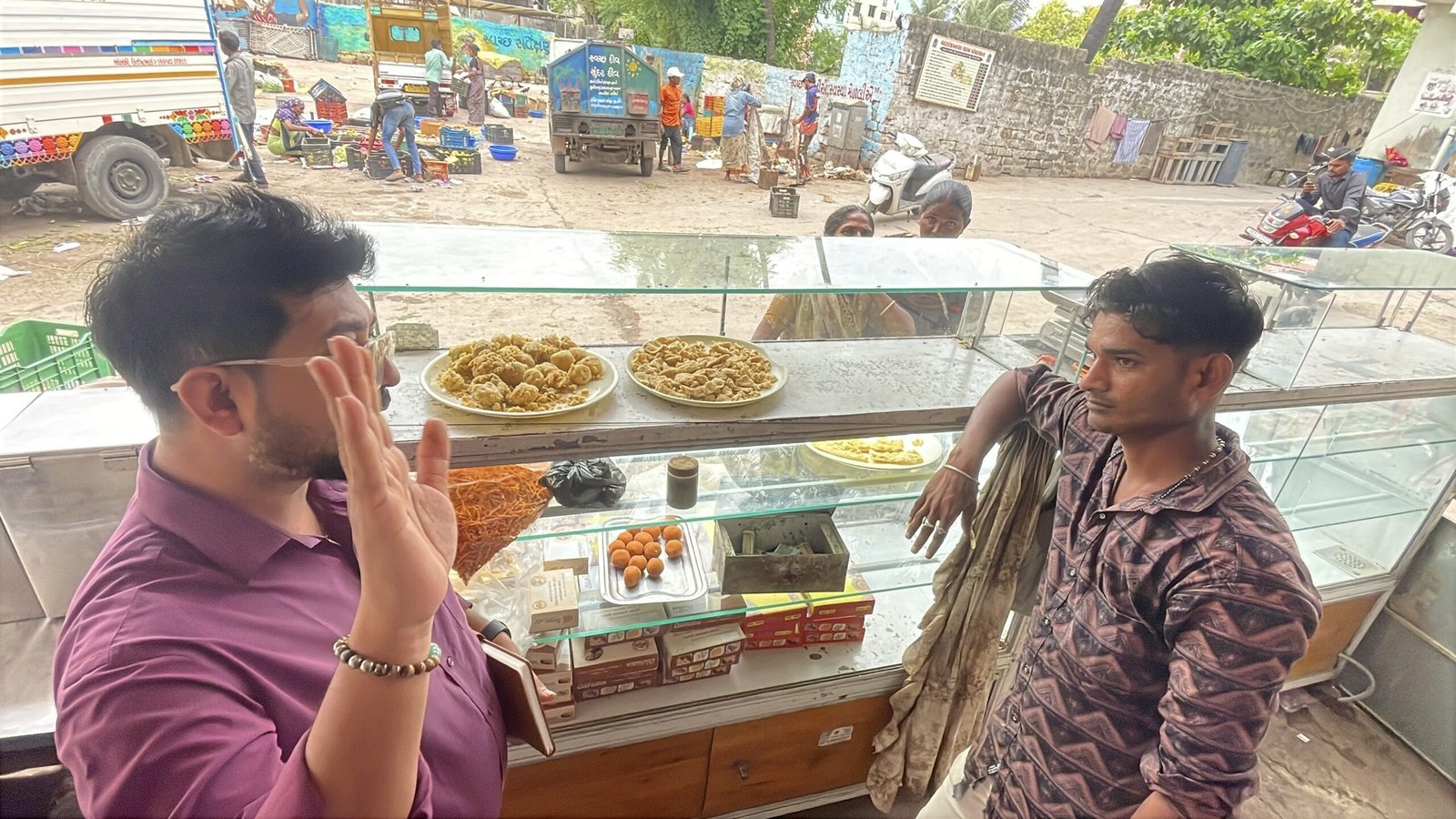 દીવના વણાંકબારામાં ગંદકીના સામ્રાજ્ય વચ્ચે ચાલતી ‘અમર ફરસાણ’ સીલ