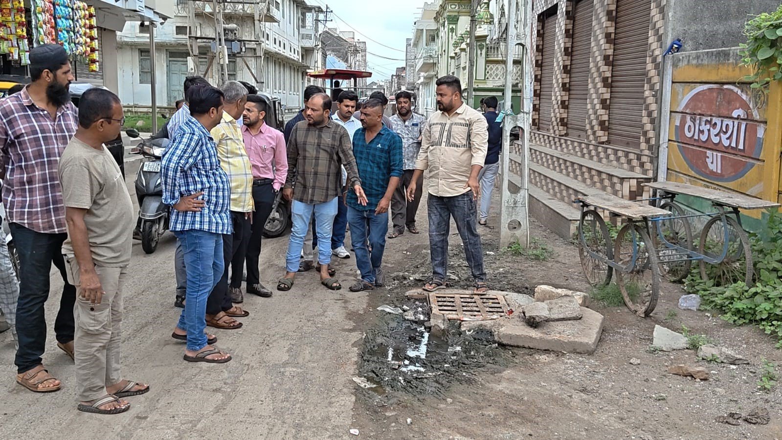ઉપલેટામાં ગટર ઉભરાવવાની ગંભીર સમસ્યા મામલે ચીફ ઓફિસર ગ્રાઉન્ડ પર: ૬ સદસ્યોની રજૂઆત બાદ તંત્ર એક્શનમાં