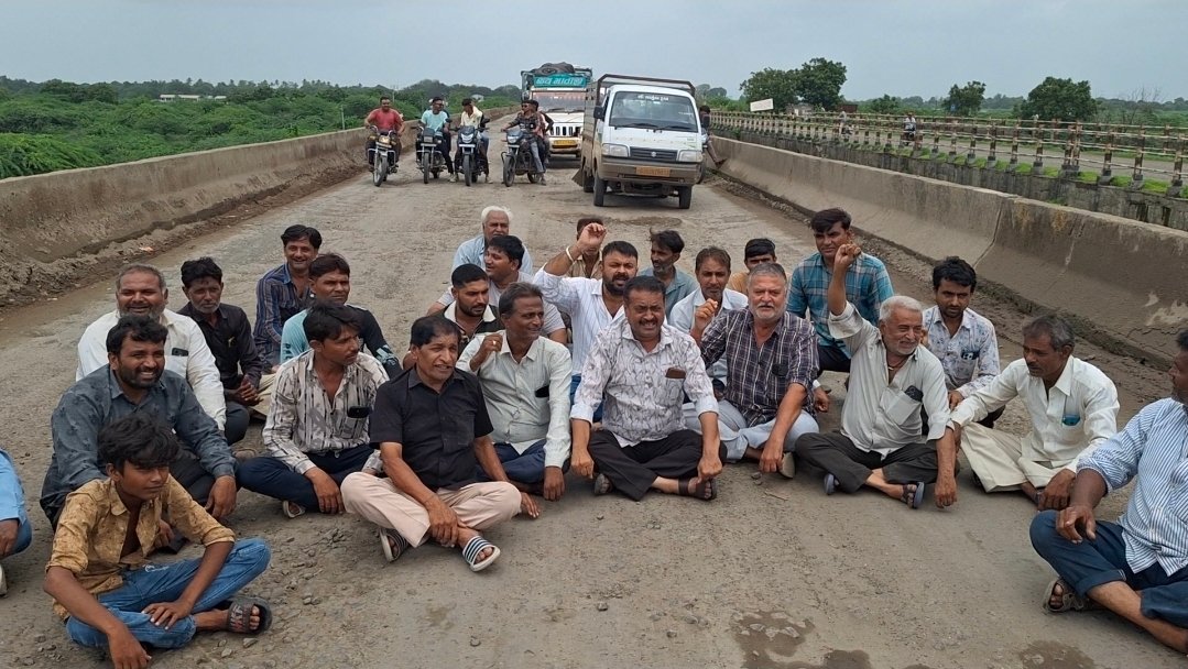 ઉપલેટા તાલુકાના બિસ્માર રસ્તાઓ સામે ગ્રામજનોનો વિરોધ