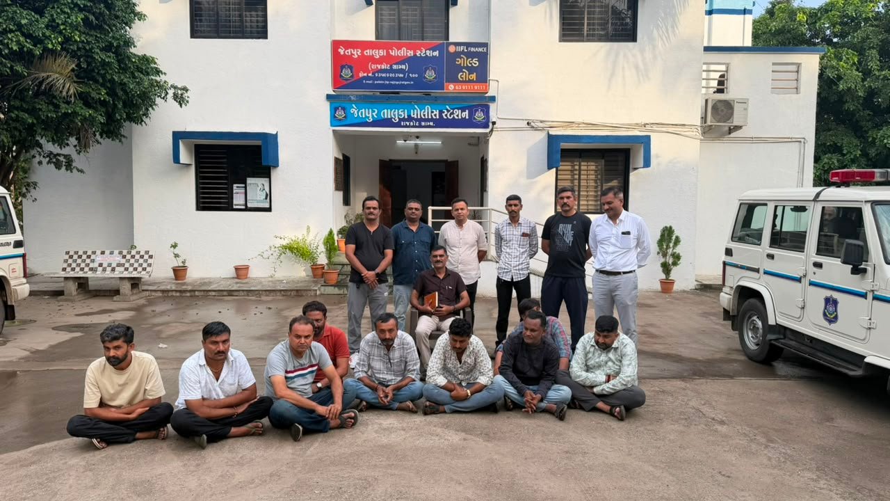 જેતપુર નજીક વ્રજ વાટિકા હોટેલમાં હાઇપ્રોફાઇલ જુગારધામ પર દરોડો : ૯ શખ્સો ઝડપાયા
