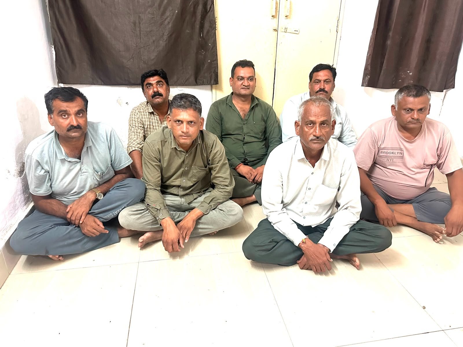 જેતપુરના વાડાસડામાં ખેતરના મકાનમાં ચાલતો જુગારનો અખાડો પકડાયો