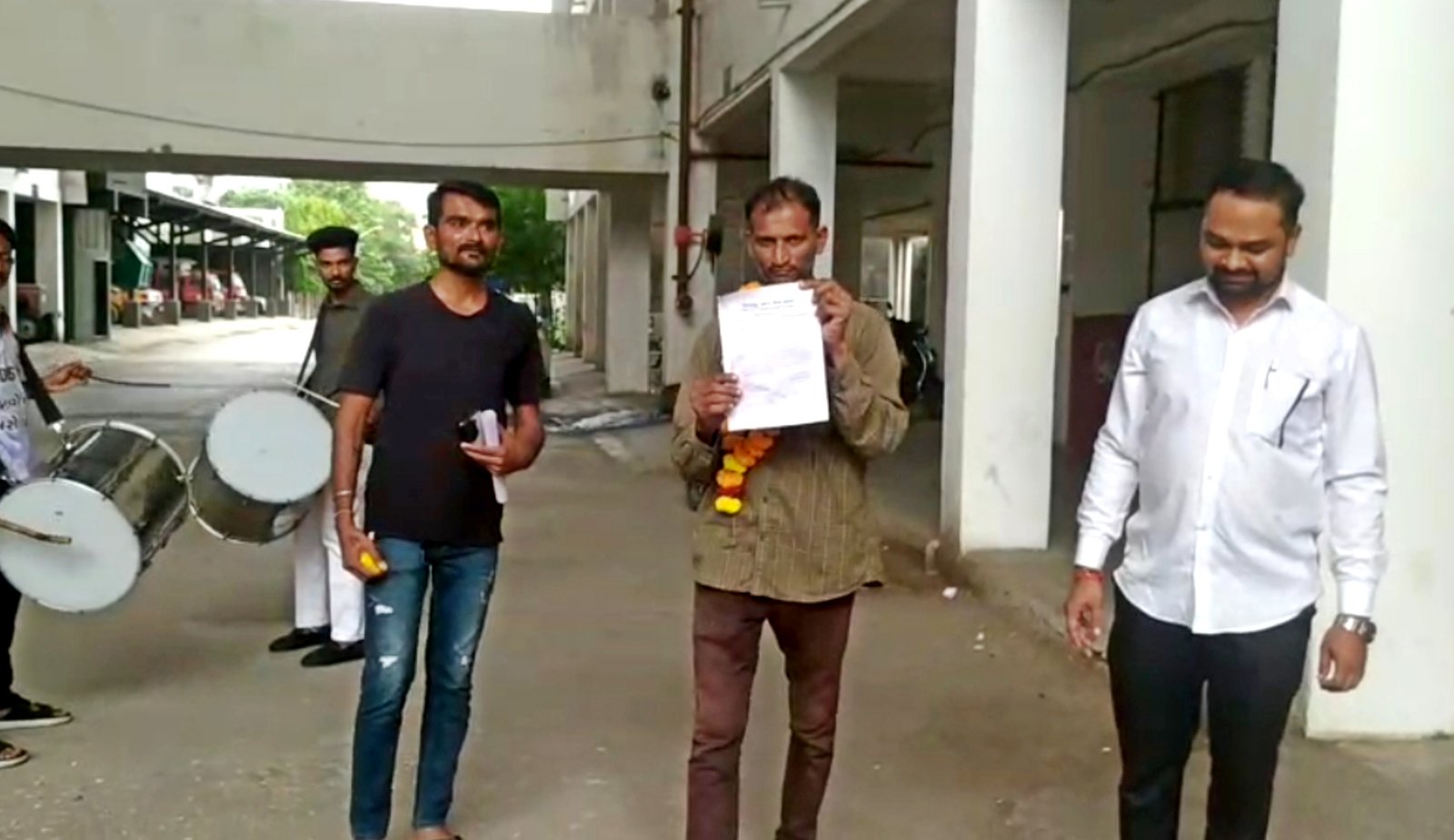 ધોરાજી નગરપાલિકામાં રાજકીય ધમાસાણ: વોર્ડ નં.૯ના ભાજપના નગરસેવકે ઢોલ વગાડીને આપ્યું રાજીનામું