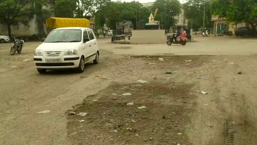 ધોરાજી શહેરમાં એક વરસાદ બાદ નવા બનેલા રસ્તા તૂટવા લાગ્યા