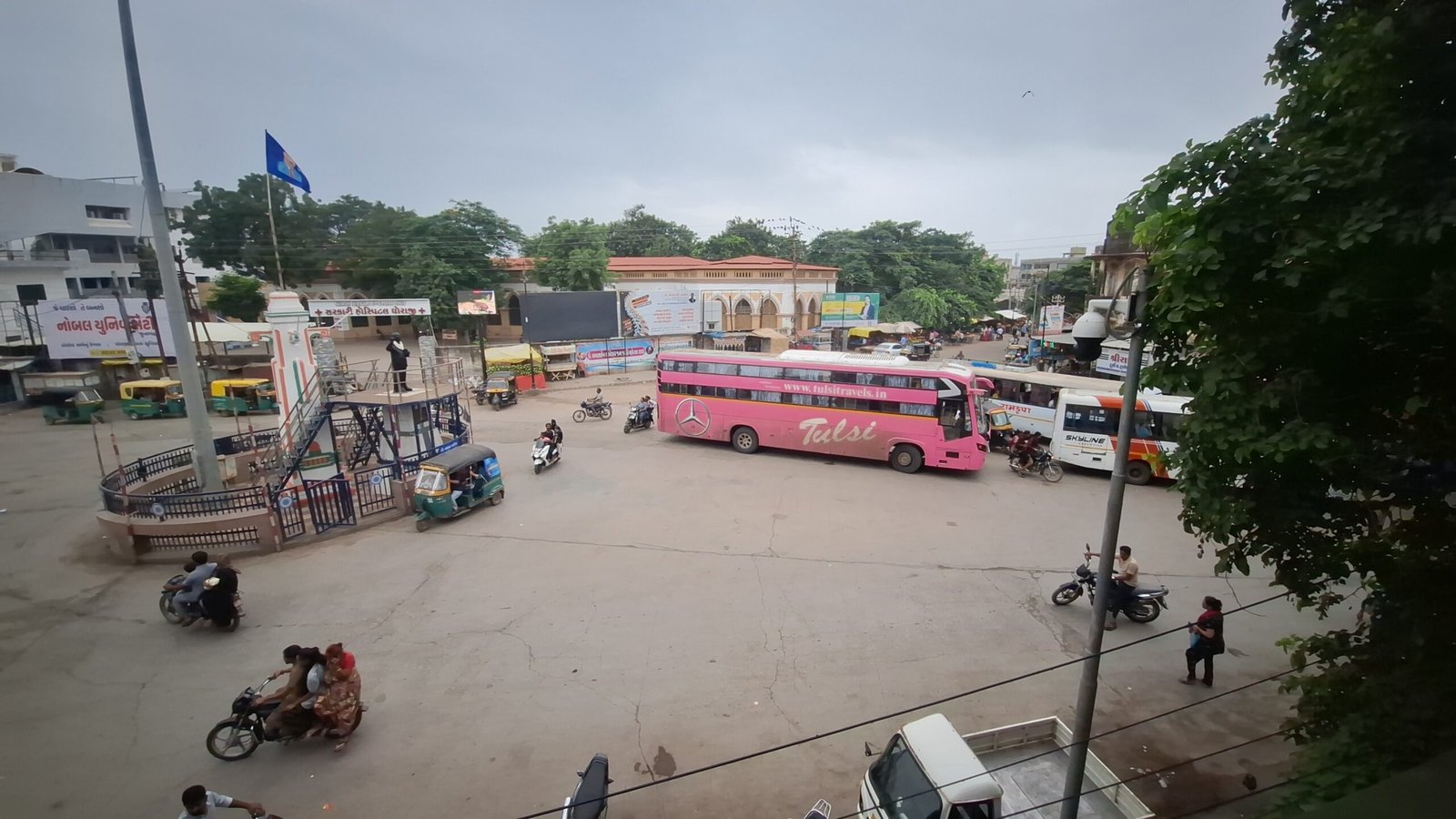 ધોરાજીના ગેલેક્સી ચોકમાં ખાનગી બસોનો અડ્ડો અડીંગો