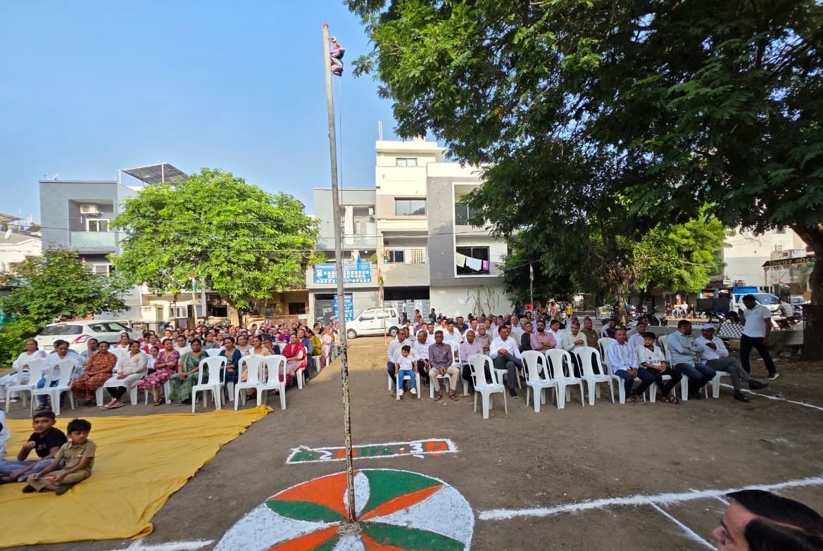 નાના મૌવાની સિલ્વર ગોલ્ડ રેસીડેન્સીમાં દેશભક્તિનો માહોલ: વડીલો, માતૃશક્તિ અને બાળકોએ સાથે મળી રાષ્ટ્રધ્વજને આપી સલામી