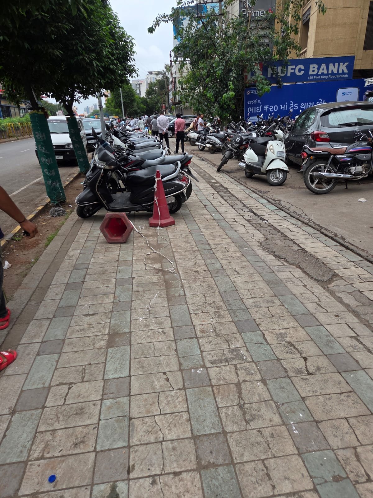 ફૂટપાથને ઓમેગા હોસ્પિટલનો ખાનગી પાર્કિંગ ઝોન બનાવી દેવાયો..!