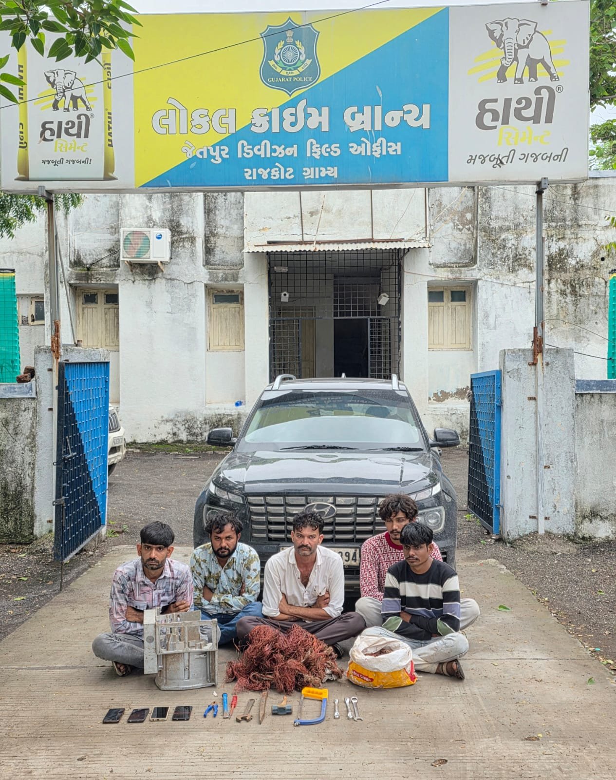 વિરપુર અને જુનાગઢના મોબાઈલ ટાવરમાંથી કોપર વાયર ચોરતી ગેંગના ૬ ઝડપાયા